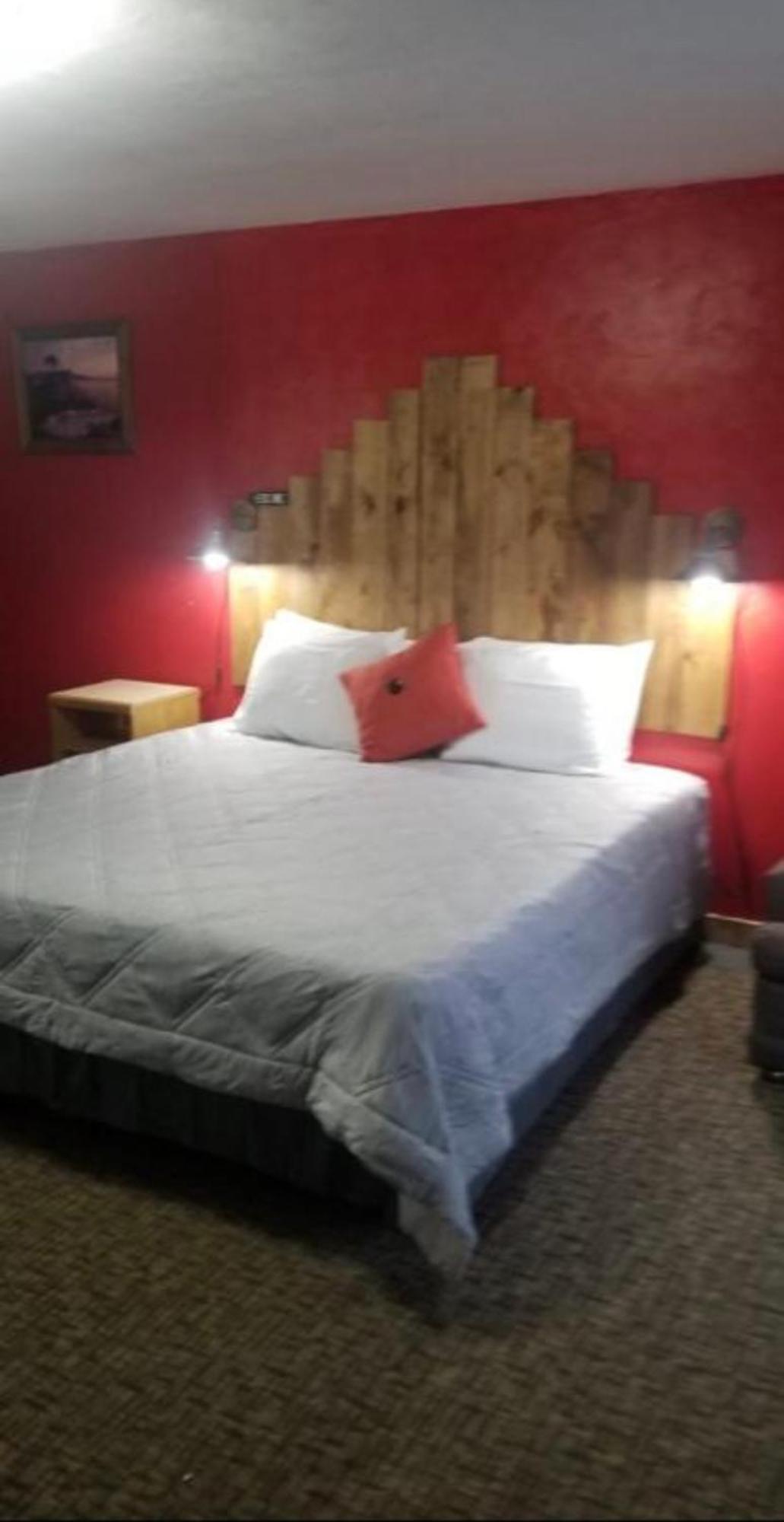 Tri-State Wood Inn Dickeyville Bagian luar foto